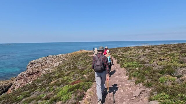 Randonneurs seniors sur le GR34 au niveau du Cap d'Erquy en Bretagne - France