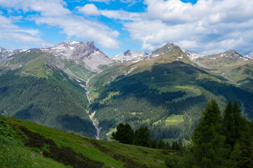 Fototapeta premium Alpenpanorama im Graubünden in der Schweiz