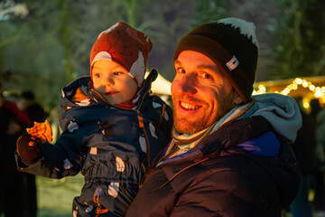 Papa mit Sohn auf dem Weihnachtsmark