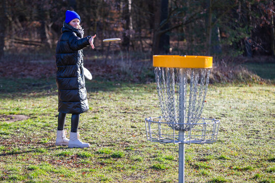 Frau spielt Frisbeegolf im Winter