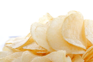 お皿に盛ったポテトチップス

