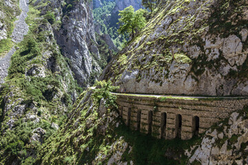 construction of arches on the cares river route