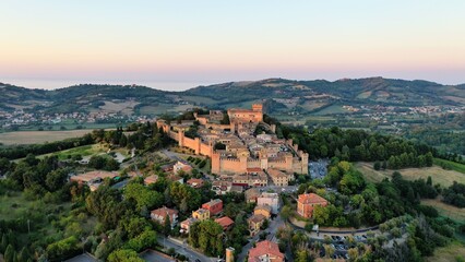 gradara, marche, italia, borgo, vino, natura