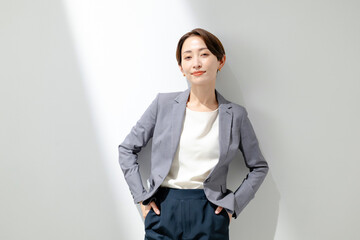 笑顔で立つ女性