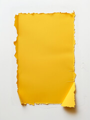 Foglio giallo di cartoncino strappato ai bordi. Spazio per testo o messaggio.