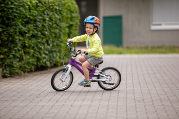Fototapeta premium Kleinkind lernt Fahrrad fahren