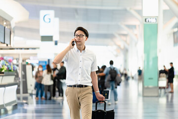 空港内を歩く男性