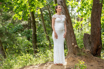 Hochzeits-Fotoshooting in der sommerlichen Natur