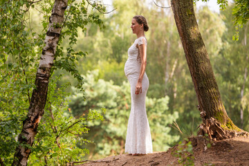Hochzeits-Fotoshooting in der sommerlichen Natur
