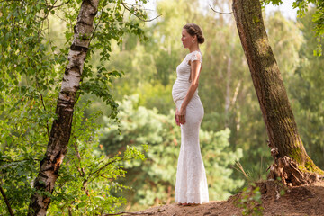 Hochzeits-Fotoshooting in der sommerlichen Natur