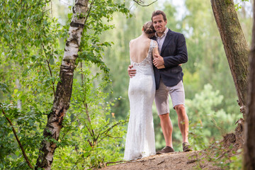 Hochzeits-Fotoshooting in der sommerlichen Natur