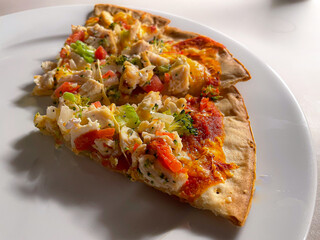 chicken broccoli peppers on cauliflower crust 