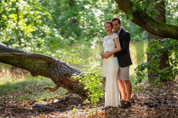 Hochzeits-Fotoshooting in der sommerlichen Natur