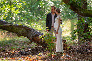 Hochzeits-Fotoshooting in der sommerlichen Natur