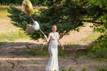 Hochzeits-Fotoshooting in der sommerlichen Natur