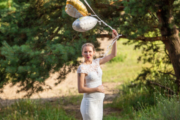 Hochzeits-Fotoshooting in der sommerlichen Natur