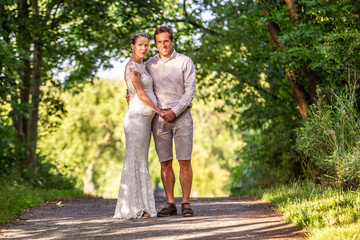 Hochzeits-Fotoshooting in der sommerlichen Natur