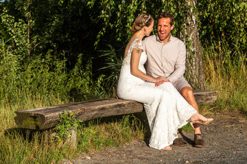 Hochzeits-Fotoshooting in der sommerlichen Natur