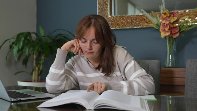 mujer leyendo se duerme mientras trata de seguir leyendo