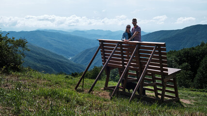 Foto scattata a Cosola, nella famosa Val Borbera, a due ragazzi che sorridono.