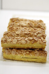 pasteles crujientes de hojaldre y almendras