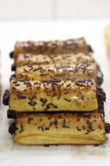 pasteles de hojaldre y chocolate crujientes al horno