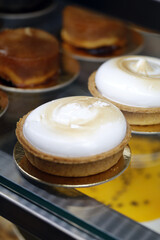 tartaleta artesanal de pastel de merengue flambeado