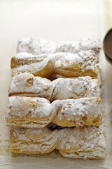 trenzas de hojaldre con azúcar glas