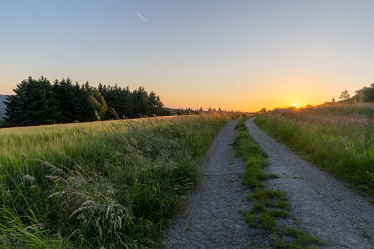 Sonnenuntergang &uuml;ber einem Feld im Westerwald 2
