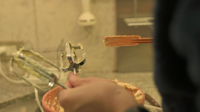 Sacando los restos de la batidora