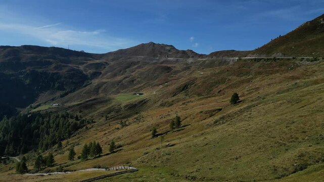 Luftaufnahme des Penser Jochs im Herbst bei Sonnenschein mit ein paar Wolken