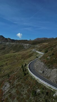 Luftaufnahme des Penser Jochs im Herbst bei Sonnenschein mit ein paar Wolken