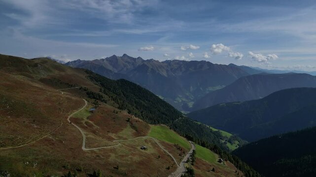 Luftaufnahme des Penser Jochs im Herbst bei Sonnenschein mit ein paar Wolken