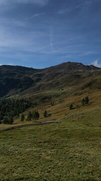 Luftaufnahme des Penser Jochs im Herbst bei Sonnenschein mit ein paar Wolken