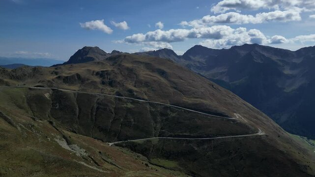 Luftaufnahme des Penser Jochs im Herbst bei Sonnenschein mit ein paar Wolken