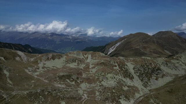 Luftaufnahme des Penser Jochs im Herbst bei Sonnenschein mit ein paar Wolken