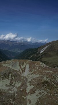 Luftaufnahme des Penser Jochs im Herbst bei Sonnenschein mit ein paar Wolken