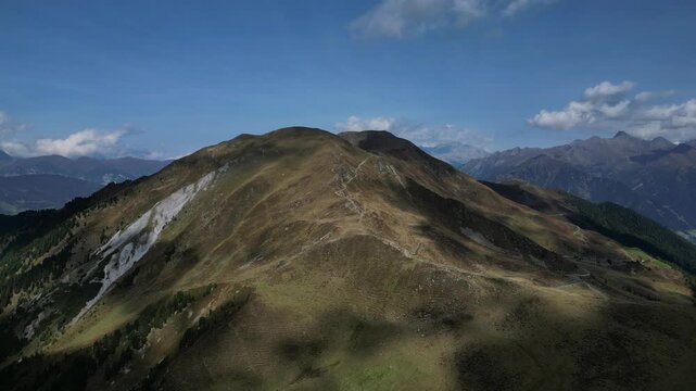 Luftaufnahme des Penser Jochs im Herbst bei Sonnenschein mit ein paar Wolken