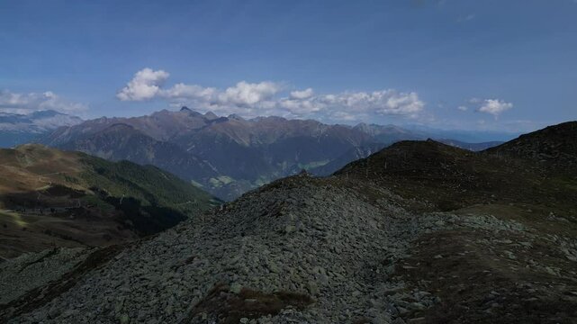 Luftaufnahme des Penser Jochs im Herbst bei Sonnenschein mit ein paar Wolken