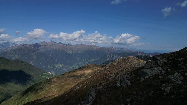 Luftaufnahme des Penser Jochs im Herbst bei Sonnenschein mit ein paar Wolken