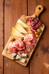 Tagliere con affettati misti: gorgonzola, prosciutto crudo, pecorino e salsiccia secca di maiale,...