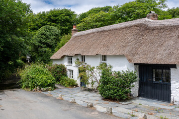 Fototapeta premium old english thatched cottage