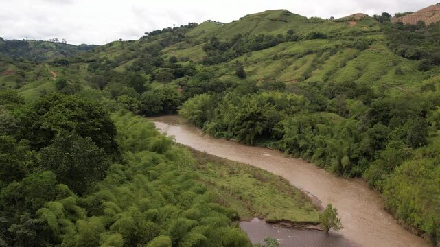 rio en colombia eje cafetero