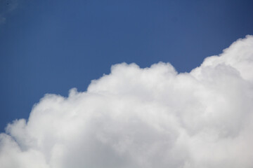 Obraz premium clouds with blue sky background at afternoon