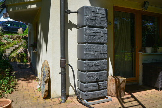 Regenwassertank als Kunststoffs&auml;ule zur Versorgung der Gartenanlage mit Regenwasser und Anschluss an das Regenfallrohr mit Regenwassersammler / Wasserdieb mit Filter