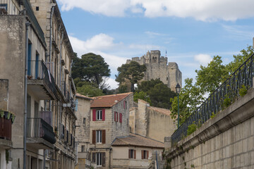 : Le château de Beaucaire est un ancien château fort qui se dresse au bord du Rhône, sur la commune française de Beaucaire, dans le département du Gard, en région Occitanie.