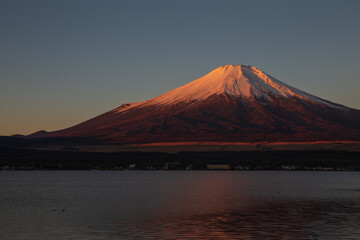 山中湖畔から撮影した紅富士