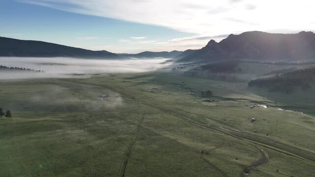 Morgen mit Nebel in der mongolischen Steppe Drohnenflug