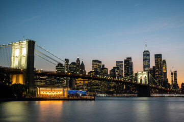 Fototapeta premium Panoramic view of Brooklyn Bridge and Manhattan New York at night