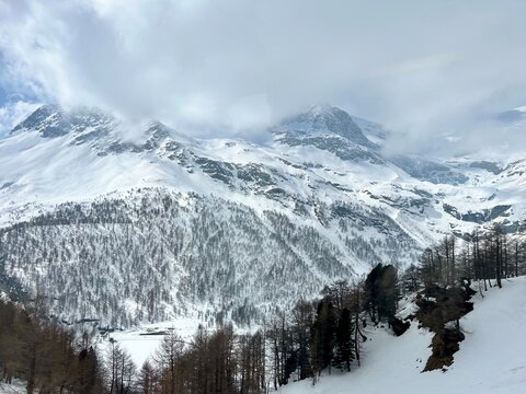 Schweizer Schnee und Bergpanorama Alp Gr&uuml;m in Graub&uuml;nden an der Strecke des Bernina Express